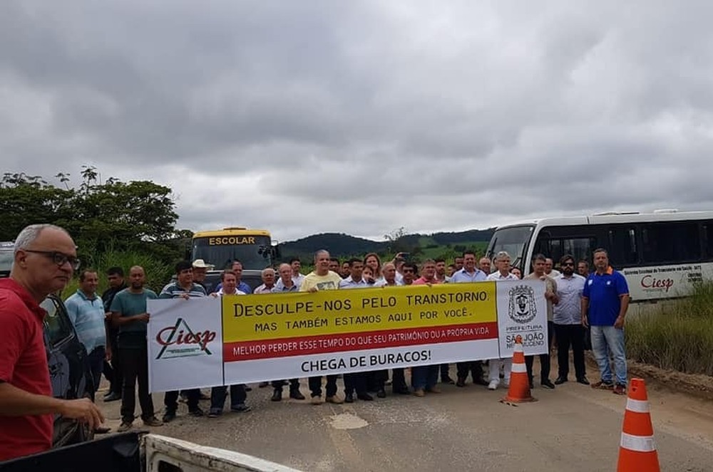Protesto contra as más condições da BR-267 fecha a rodovia