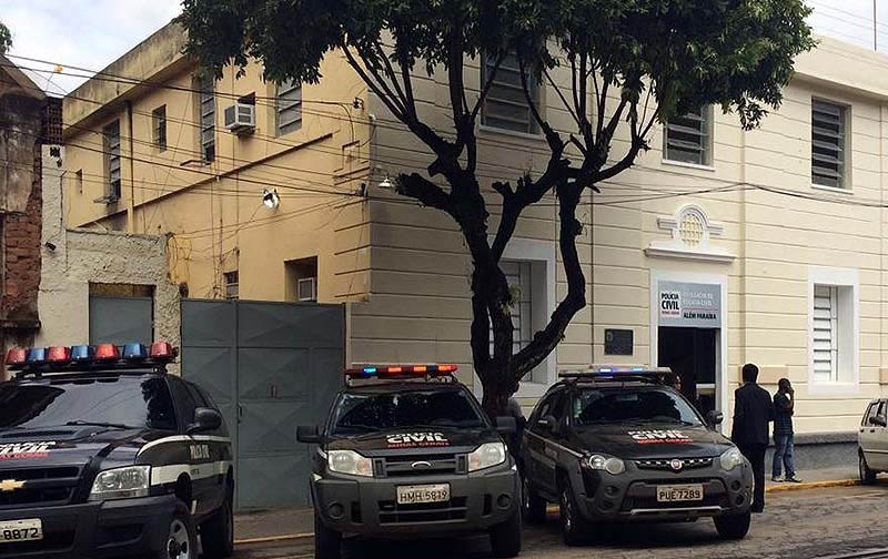 Homem é preso após tentar invadir delegacia de polícia de Além Paraíba