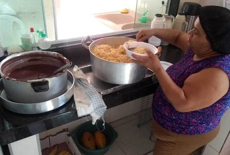 Prefeitura de Ubá distribui refeições à população de rua