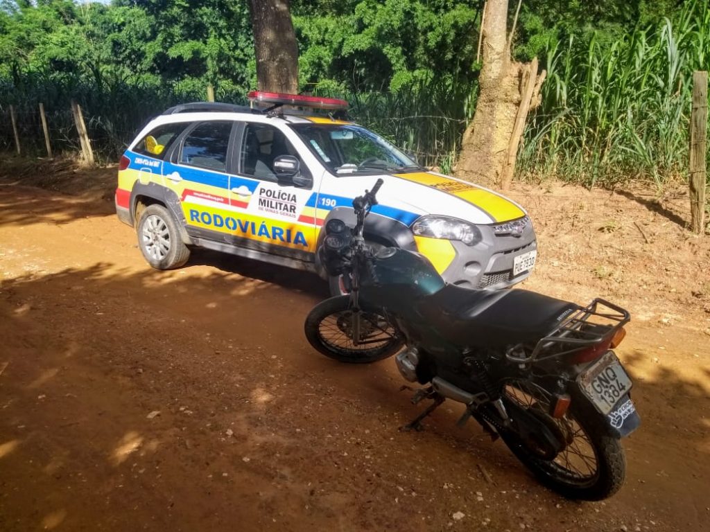 Policiais rodoviários apreendem moto clonada dentro de garagem