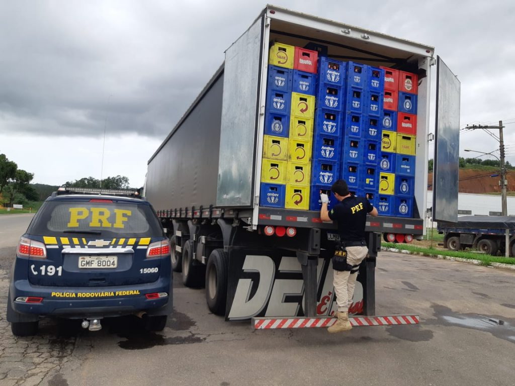 PRF apreende carreta e prende motorista em Muriaé