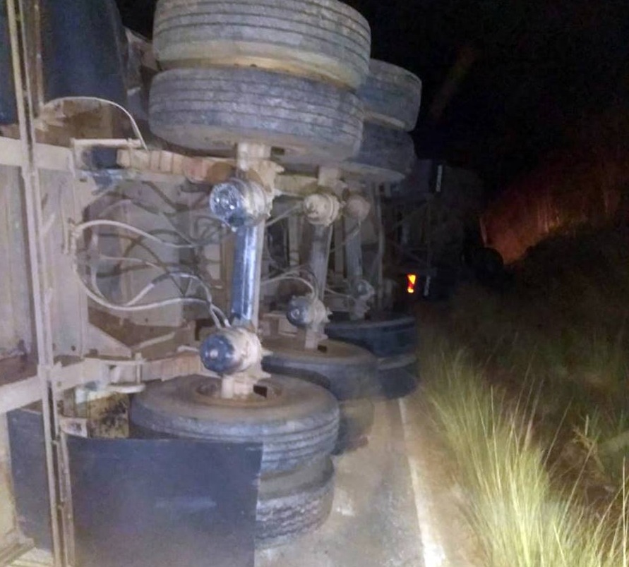 Caminhoneiro morre em acidente na rodovia BR-120 em Leopoldina