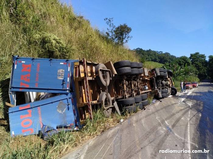 Carreta carregada de papeis tomba na curva da Pratinha