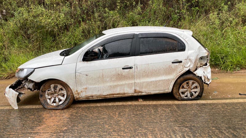 Veículo roda na estrada próximo ao distrito de Sereno