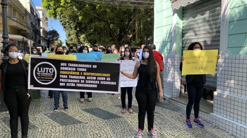 Trabalhadores do comércio pedem reabertura das lojas em passeata