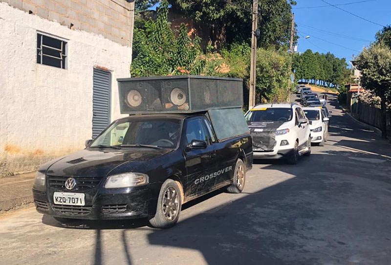 Professores de Santana de Cataguases protestam em carreata