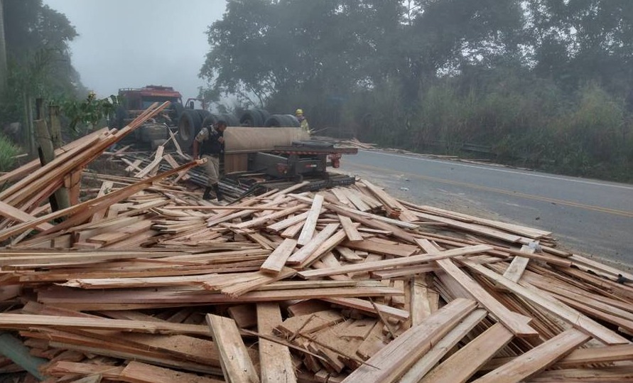 Caminhoneiro morre em acidente