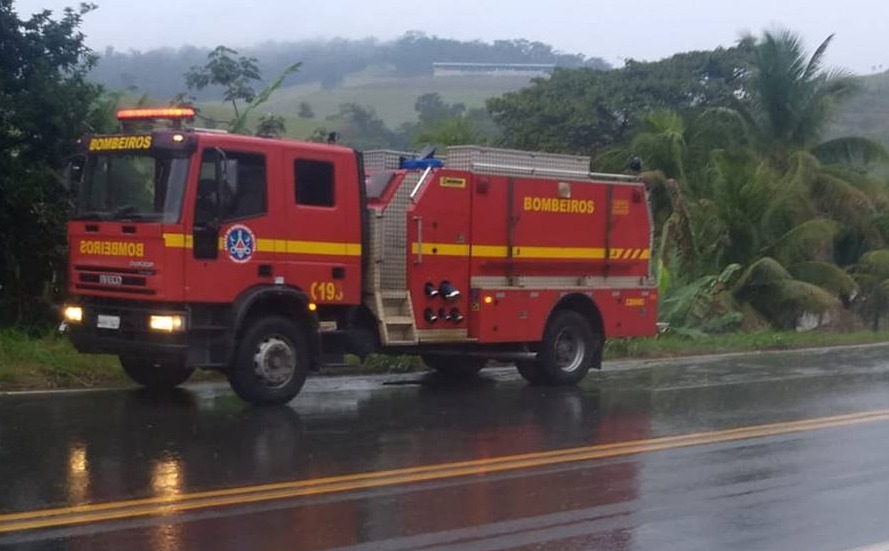 Motociclista é socorrido após cair em vala na BR-116 próximo a Laranjal