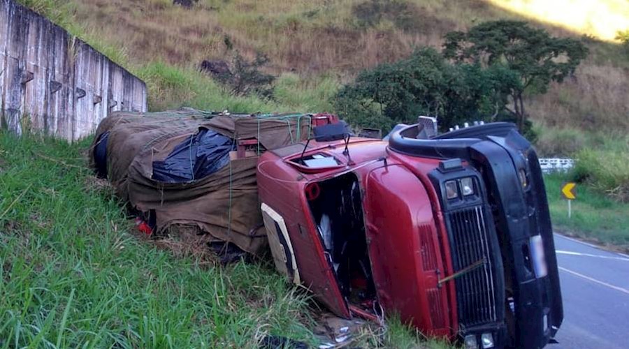Caminhão tomba na Serra de Argirita nesta manhã de quinta-feira