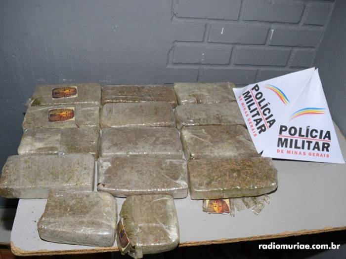 PM apreende 14 barras de maconha em Muriaé e prende dois homens