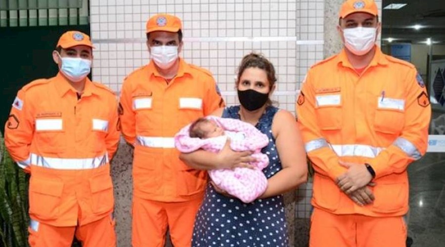 Bombeiros salvam recém-nascida que se engasgou com leite materno