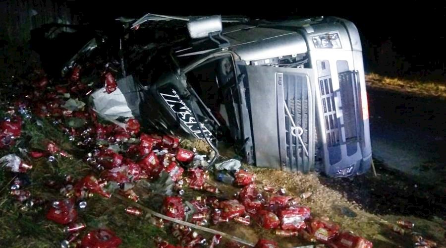 Carreta carregada de cerveja tomba entre Leopoldina e Argirita