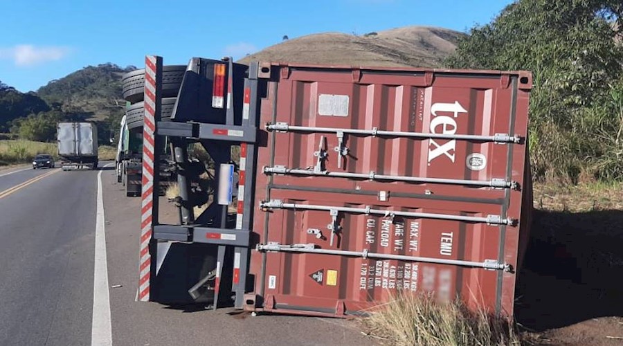 Container com carga de café tomba após roda quebrar próximo a Leopoldina