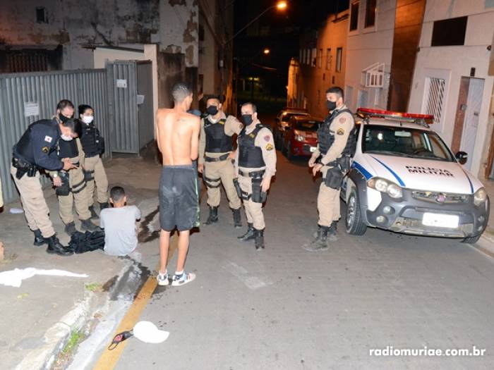 Trio invade cemitério e tenta matar jovem no velório do pai