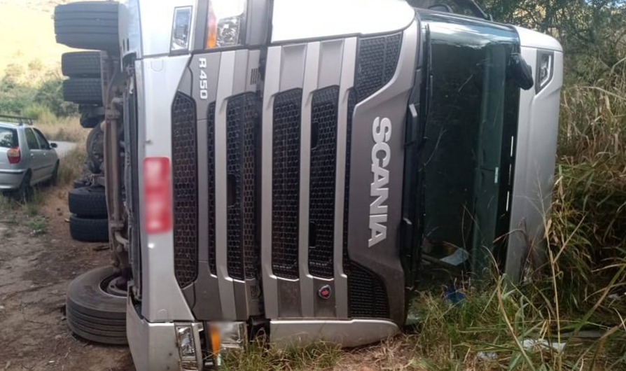 Carreta carregada com inseticida tomba na BR-116, próximo a Leopoldina