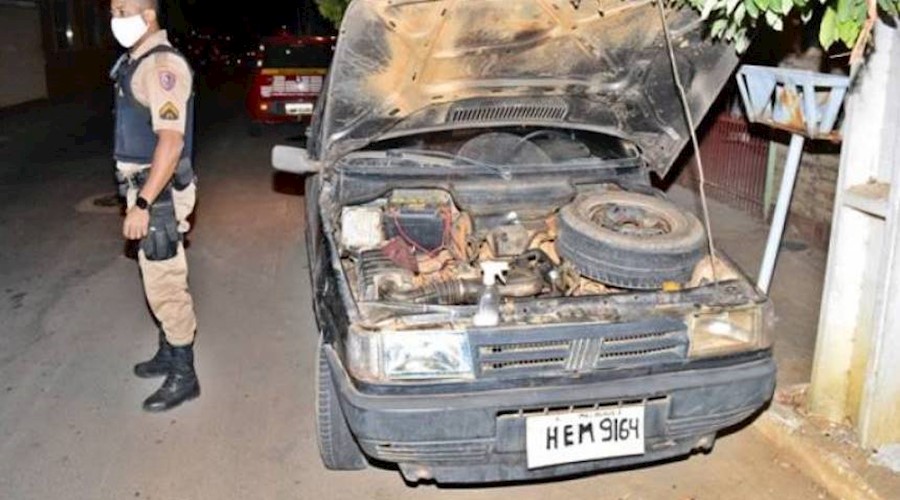 Homem é detido em Muriaé conduzindo carro furtado e com placa escrita à mão