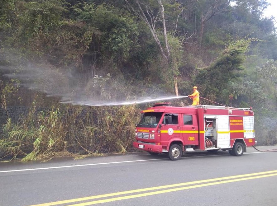 Bombeiros prendem homem colocando fogo às margens da BR-116 em Além Paraíba