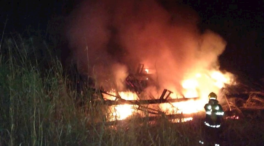 Carreta bitrem pega fogo na BR-116 entre Leopoldina e Além Paraíba