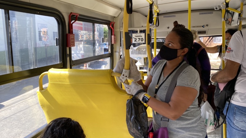 Transporte Coletivo Leo tem equipe para higienizar os ônibus