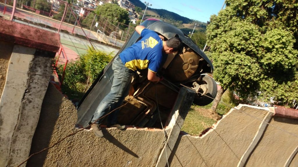 Carro bate contra o muro do CAT e para com a traseira para cima