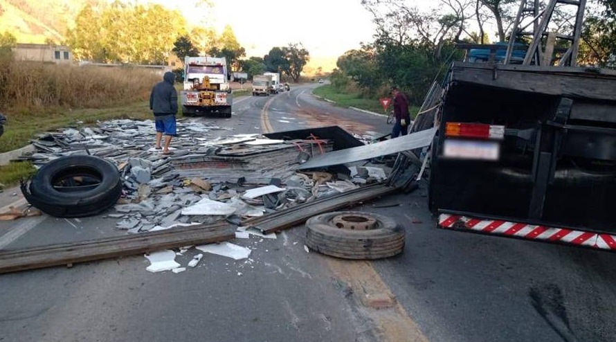 Caminhão com granito tomba no entroncamento das BRs 116 com 267