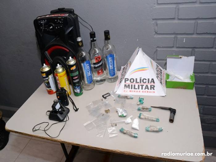 PM acaba com festa clandestina regada a álcool e drogas em Muriaé