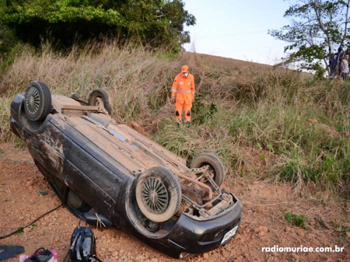 Capotamento na estrada entre Miraí-Muriaé deixa quatro pessoas feridas