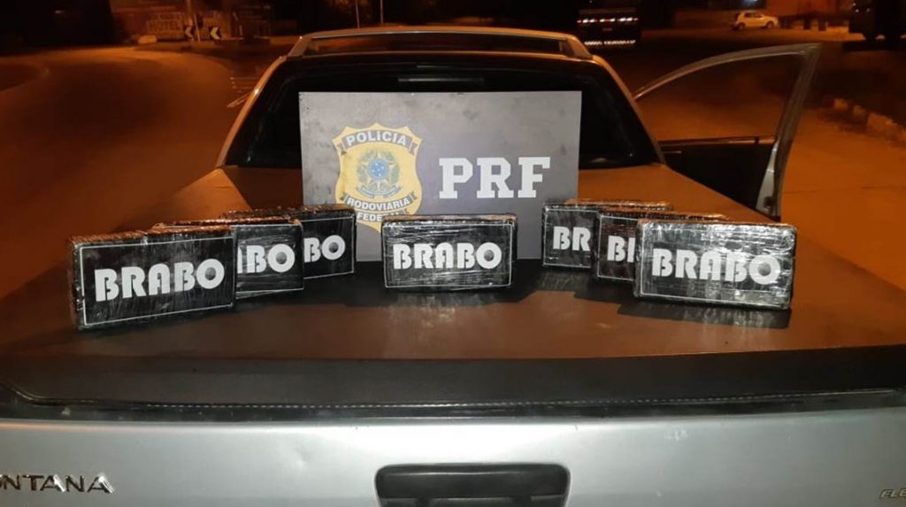 PRF-Leopoldina apreende 7 tabletes de pasta base de cocaína escondidos em caminhonete