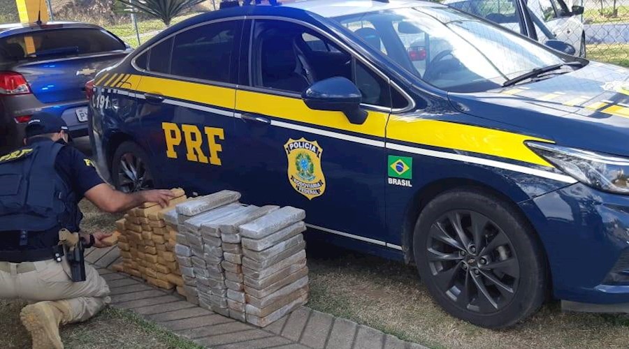 PRF-Leopoldina apreende 101 kg de maconha durante fiscalização na BR-116