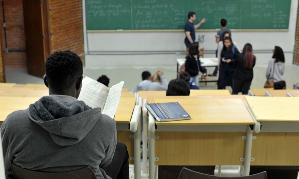 Estudantes com Fies podem suspender pagamentos até o fim da pandemia