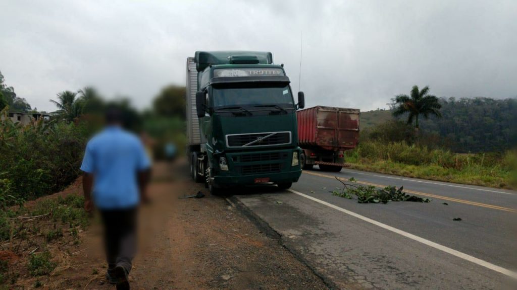 Jovem mata ex-companheira e se joga na frente de carreta na BR-116 em Além Paraíba