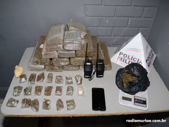 PM apreende mais de 15 quilos de drogas em bairro de Muriaé