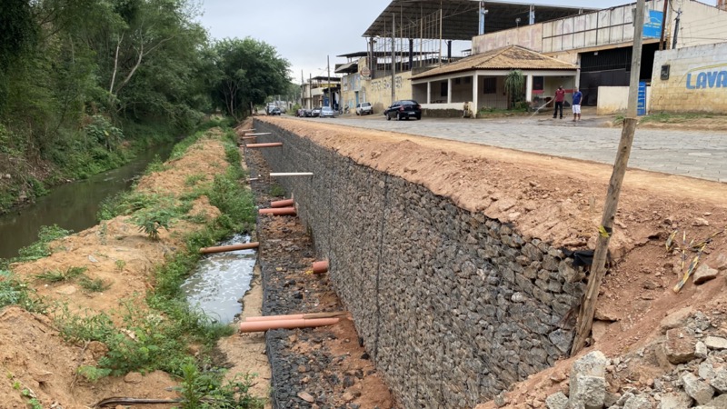 Obra inacabada na Avenida Meia Pataca causa mau cheiro e poeira