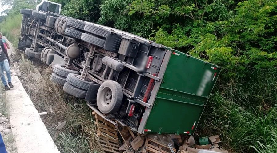 Carreta carregada com dobradiças tomba na BR-116 em Leopoldina