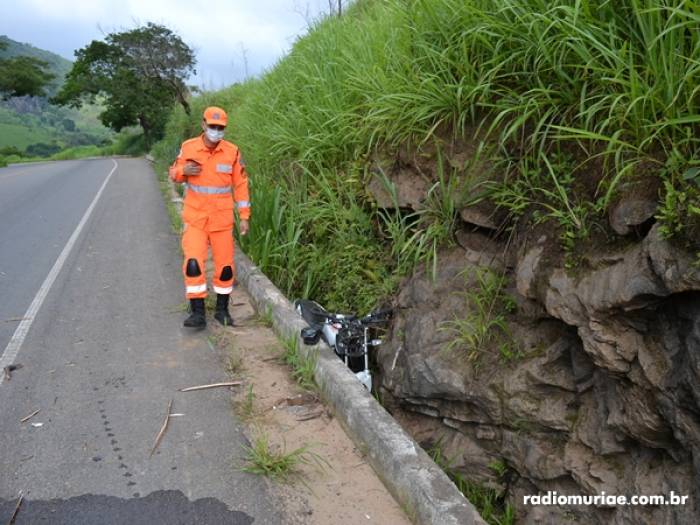 Em Muriaé motociclista cai em canaleta na BR-356 e fica ferido