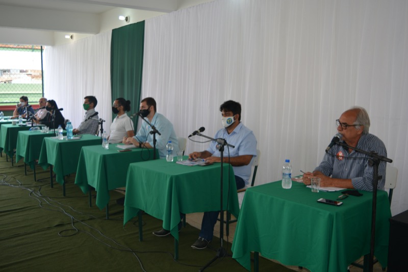 Debate transcorre em clima de “paz e amor” entre os candidatos