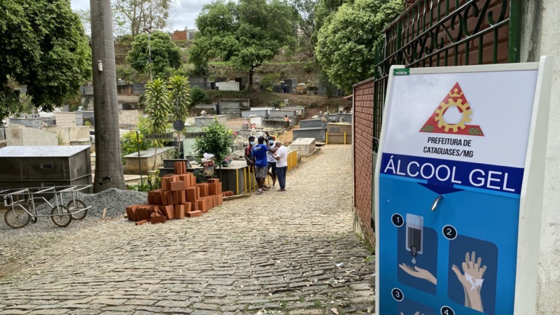 Cemitério tem movimento abaixo do esperado neste Dia de Finados