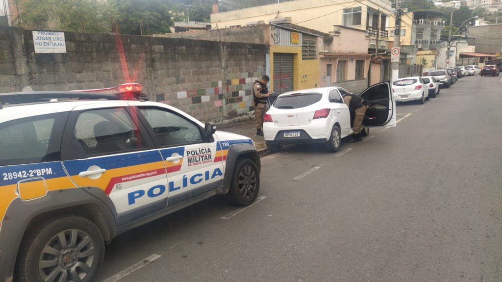 Veículo de aplicativo roubado próximo a Rodeiro é encontrado em Juiz de Fora