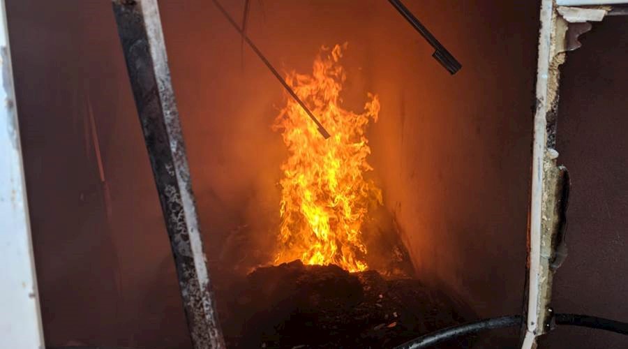 Incêndio em residência deixa uma pessoa ferida em bairro de Leopoldina