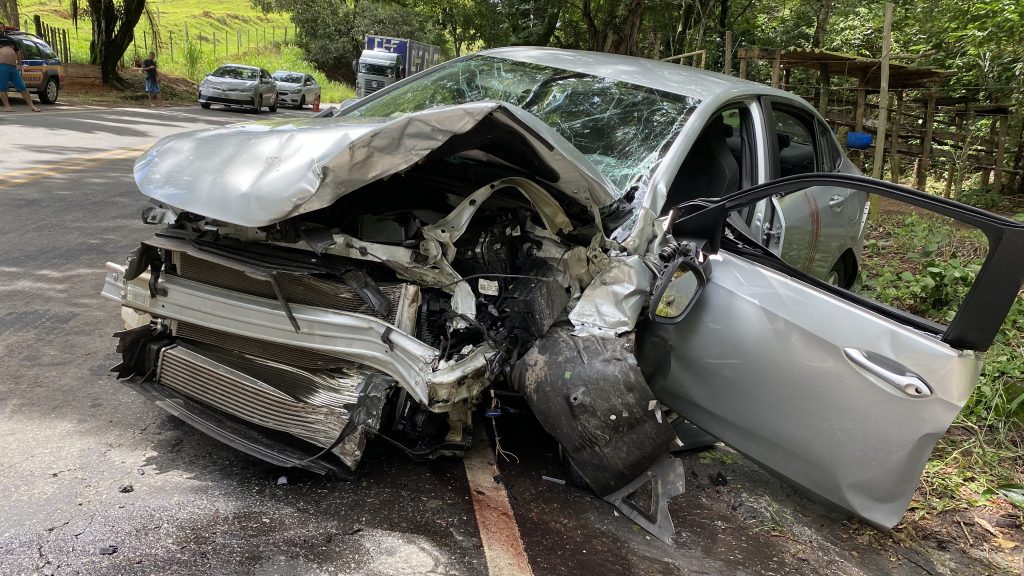 Quatro pessoas ficam feridas e uma morre em acidente no final da manhã