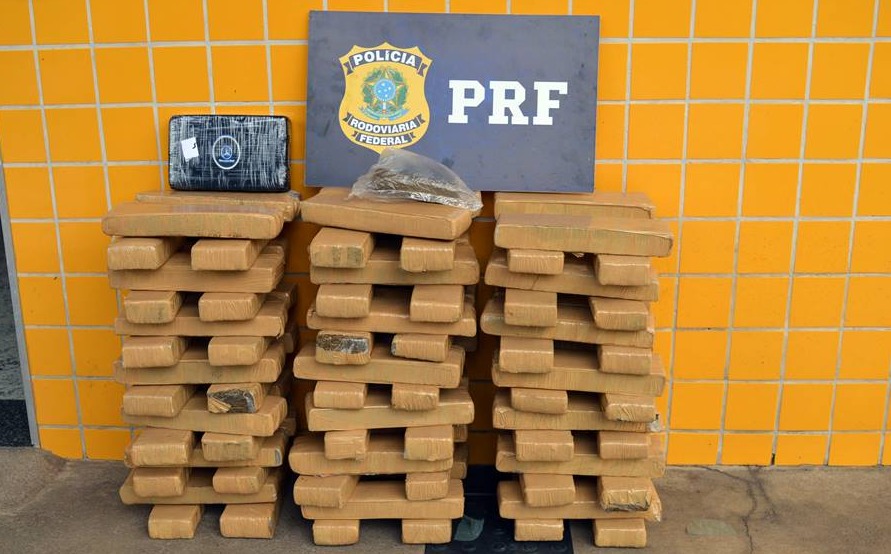 PRF apreende 60 kg de maconha e prende motorista em Leopoldina