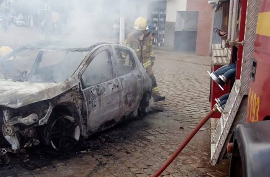 Carro pega fogo e mobiliza bombeiros no Centro de Recreio