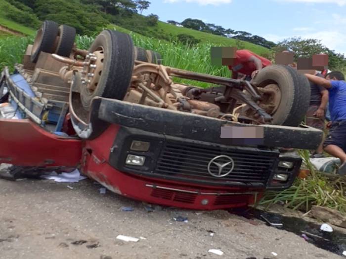 Caminhão tomba na MG-447, em Guiricema, e duas pessoas ficam feridas