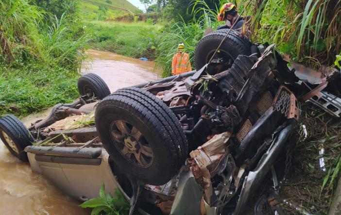 Uma pessoa morre após carro cair em ribeirão na BR-267 próximo a Bicas