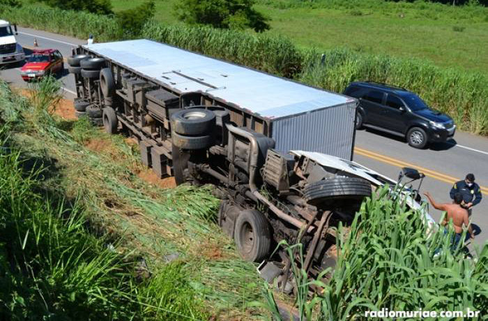 Motorista perde o controle da carreta e tomba na BR 116, próximo a Muriaé