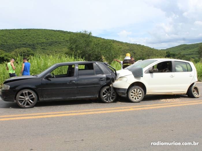 Engavetamento entre quatro veículos deixa dois feridos em Muriaé