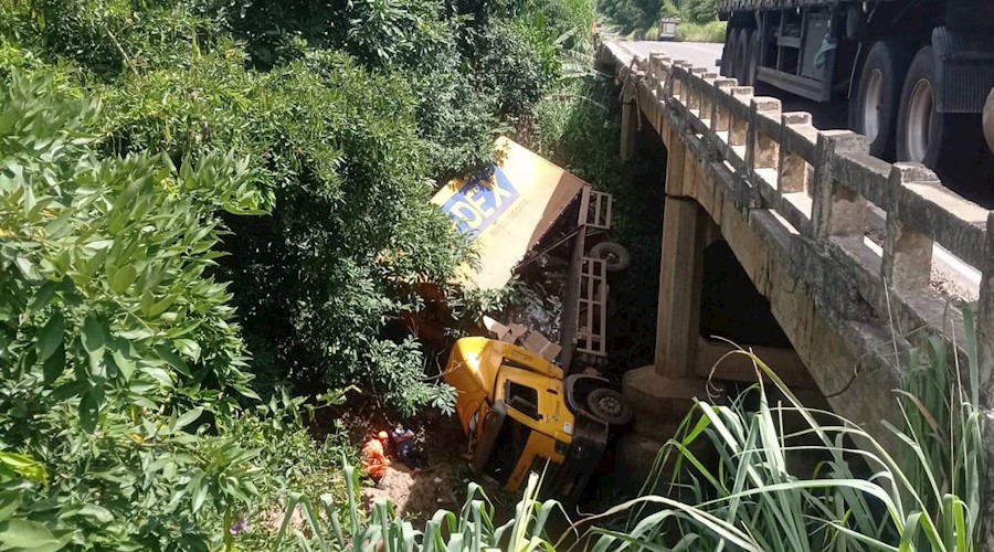 Caminhão dos Correios cai de ponte na BR-116 próximo a Leopoldina