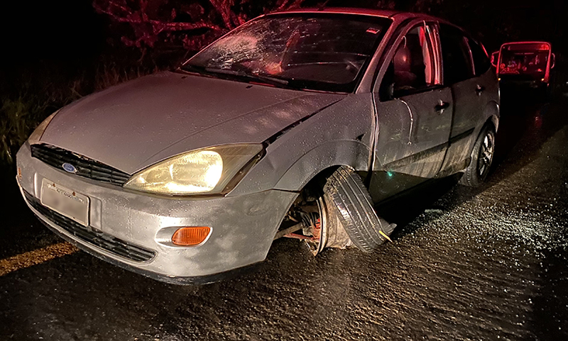 Dois veículos batem de frente na estrada para Miraí