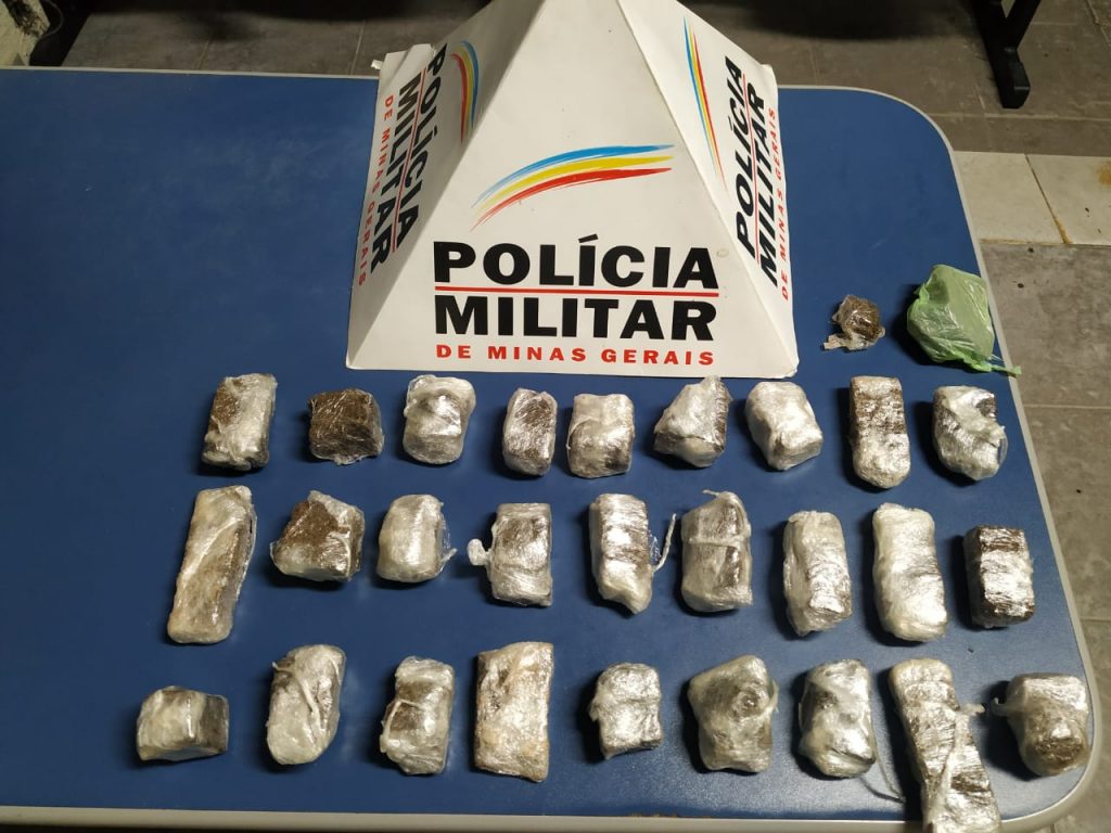 Polícia Militar prende rapaz que escondia droga enterrada no quintal de sua casa