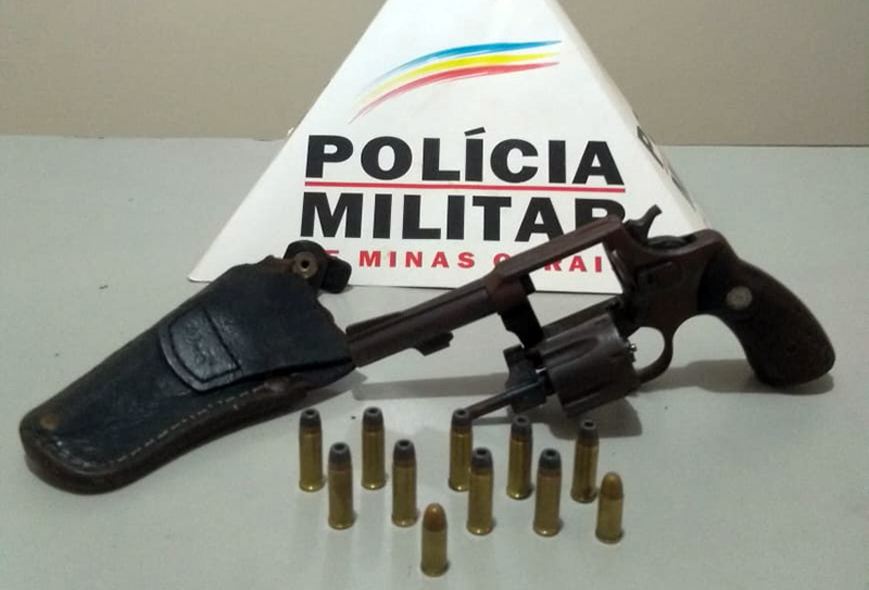 Jovem é preso em Miraí por posse ilegal de arma de fogo e munição